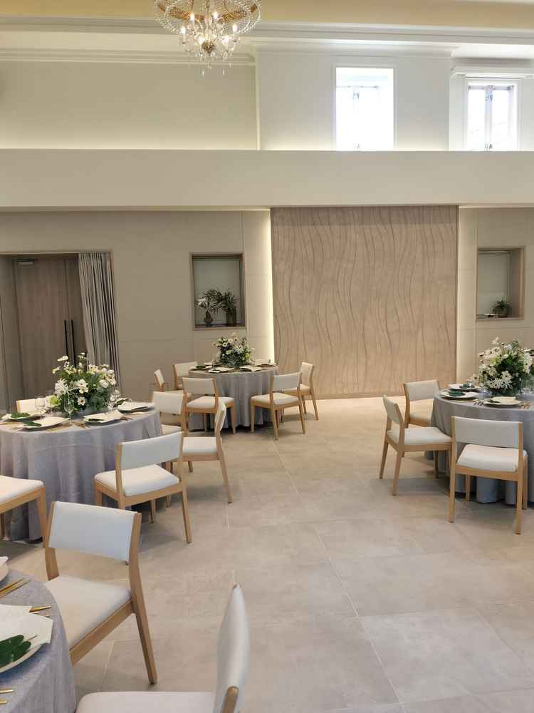 披露宴会場です。お花や食器類など、無料で好みのデザインに変更できます。