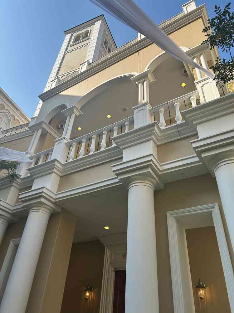 ガーデンの2階にはバルコニーがあり、ここからブーケトスやサプライズ登場などが行える。