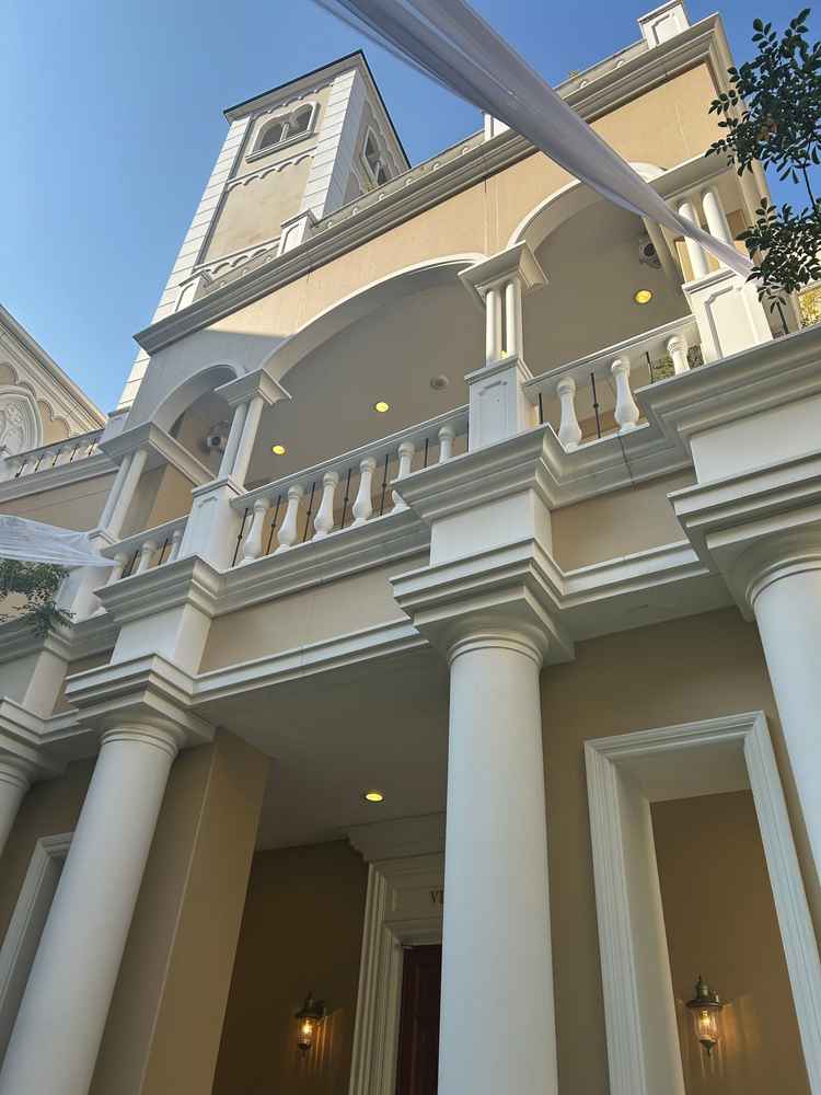 ガーデンの2階にはバルコニーがあり、ここからブーケトスやサプライズ登場などが行える。