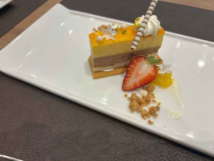 ケーキも出していただきました。甘すぎず美味しかったです。