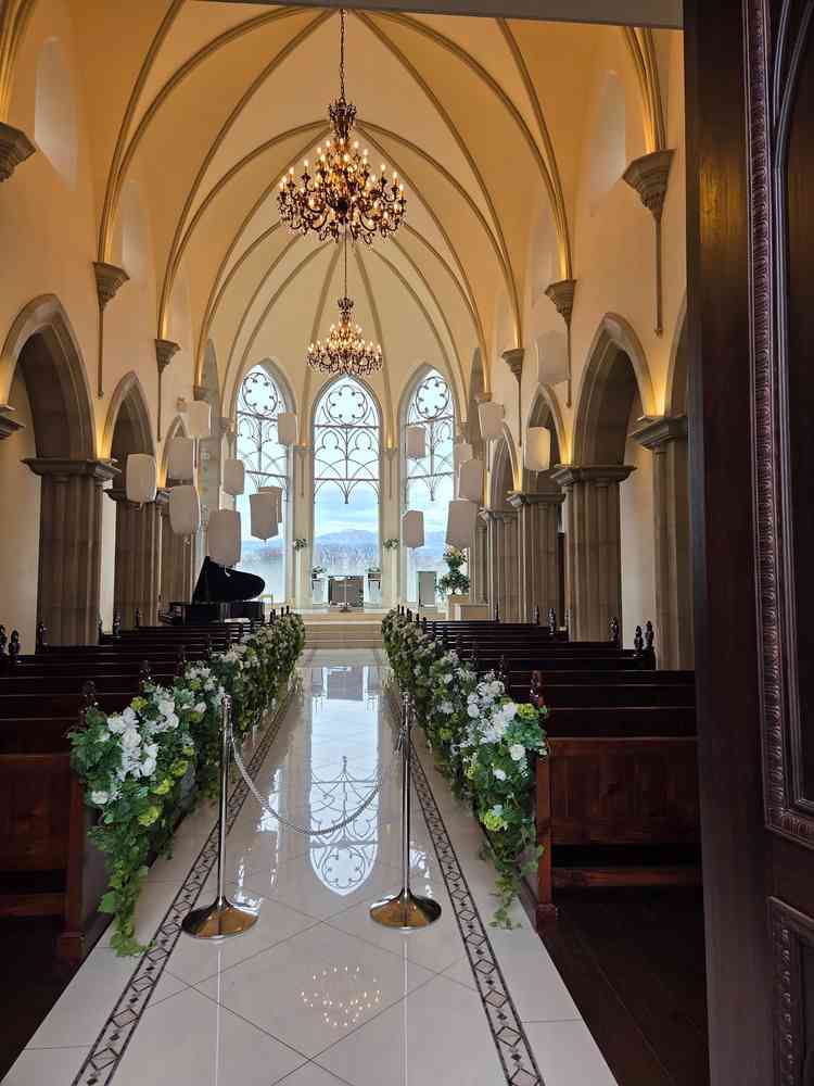 チャペルのなかです。赤城山が綺麗に見えます。