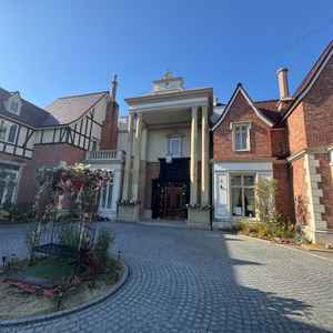 ヨーロッパ風の建物が印象的で、非日常感を感じられる外観でした。