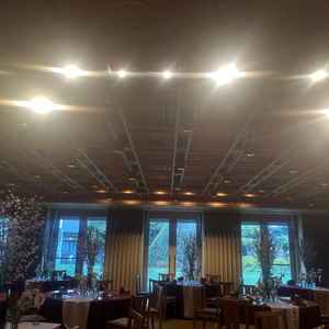 会場により雰囲気が大きく異なり、2人の希望を実現しやすいと感じました。装花も美しかったです。