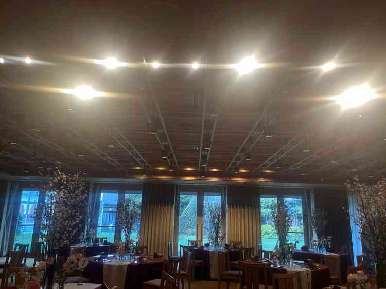 会場により雰囲気が大きく異なり、2人の希望を実現しやすいと感じました。装花も美しかったです。