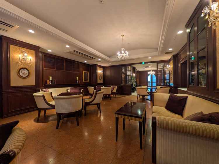 玄関から直結のお部屋。待合室または食事会場として利用可能。アンティークな雰囲気がとても素敵です。