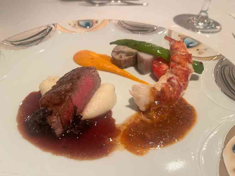 メインのお肉と海老です。