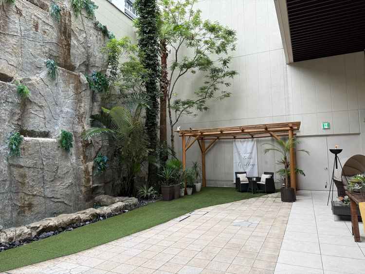 披露宴会場のガーデンです。滝があって、水の音が自然を感じさせてくれました。