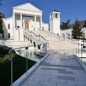 外から見たチャペル。水で囲まれており、長くて幅広い階段が特徴的。