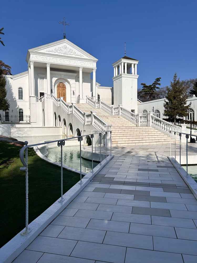 外から見たチャペル。水で囲まれており、長くて幅広い階段が特徴的。