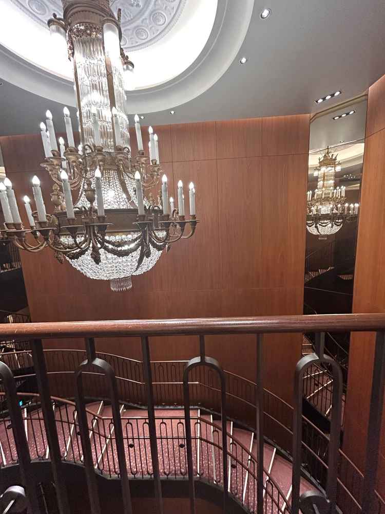 創業当時から変わらないシャンデリアと、長い螺旋階段での写真が良かったです。