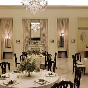 披露宴会場も広くシンプルかつ高級感を感じた。