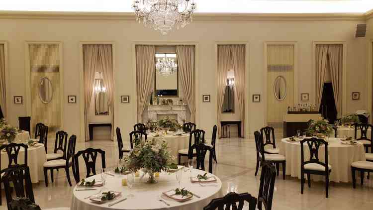 披露宴会場も広くシンプルかつ高級感を感じた。