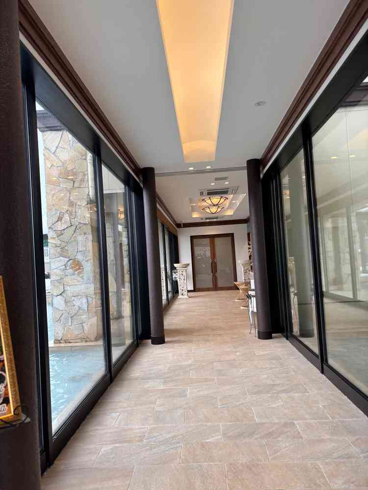 披露宴会場までの通路の左側に噴水のある池がある。