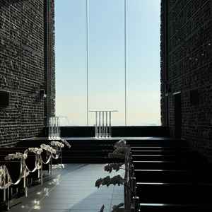 神戸の空が広がるチャペル。チャペルの中は凄くいい香りのアロマが印象的。壁の石は圧迫感がなかったです。