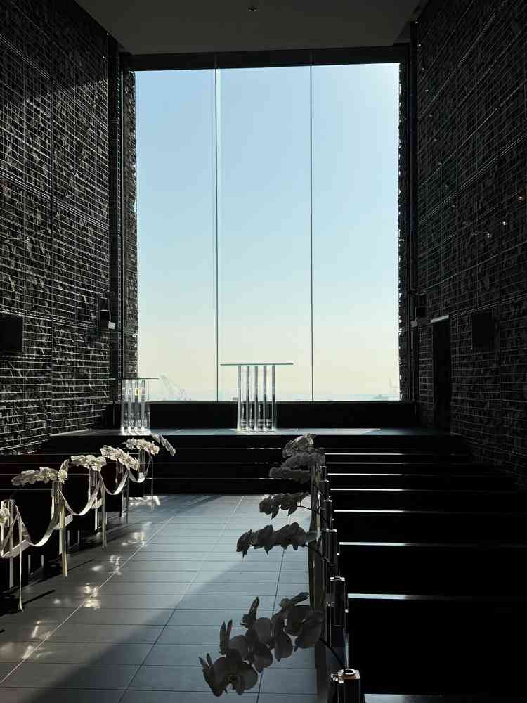 神戸の空が広がるチャペル。チャペルの中は凄くいい香りのアロマが印象的。壁の石は圧迫感がなかったです。