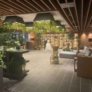 式と披露宴の間にここでゲストとの時間を楽しむことができる。ナチュラルな雰囲気。