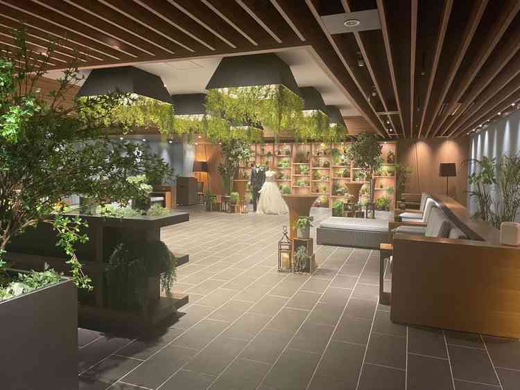 式と披露宴の間にここでゲストとの時間を楽しむことができる。ナチュラルな雰囲気。