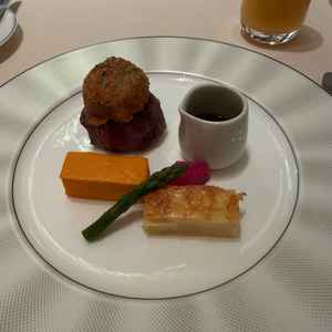 試食会のメインプレートです。お肉がとくに美味しかったです。トリュフのソースもおいしかった。