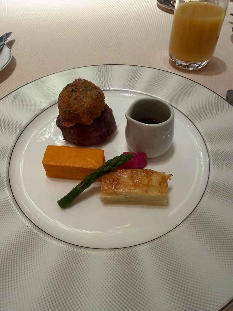 試食会のメインプレートです。お肉がとくに美味しかったです。トリュフのソースもおいしかった。
