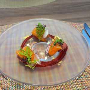 コース料理の前菜。ビーツのムースがとても美味しく感動しました。試食の中でも1番のお気に入りです。