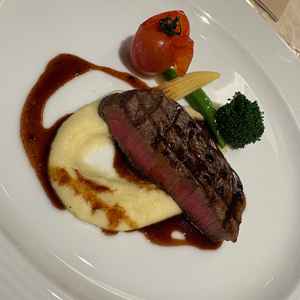 柔らかい牛肉とトリュフソースで豪華さを味わうことができた。コースに含まれるかは要確認。