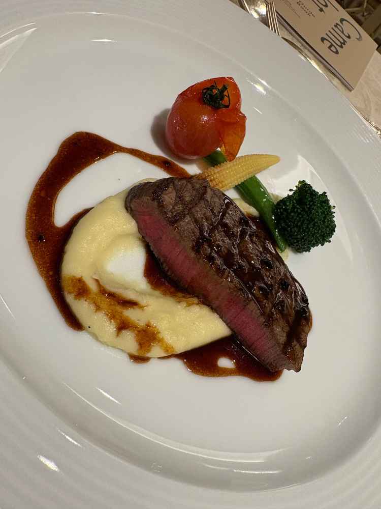 柔らかい牛肉とトリュフソースで豪華さを味わうことができた。コースに含まれるかは要確認。