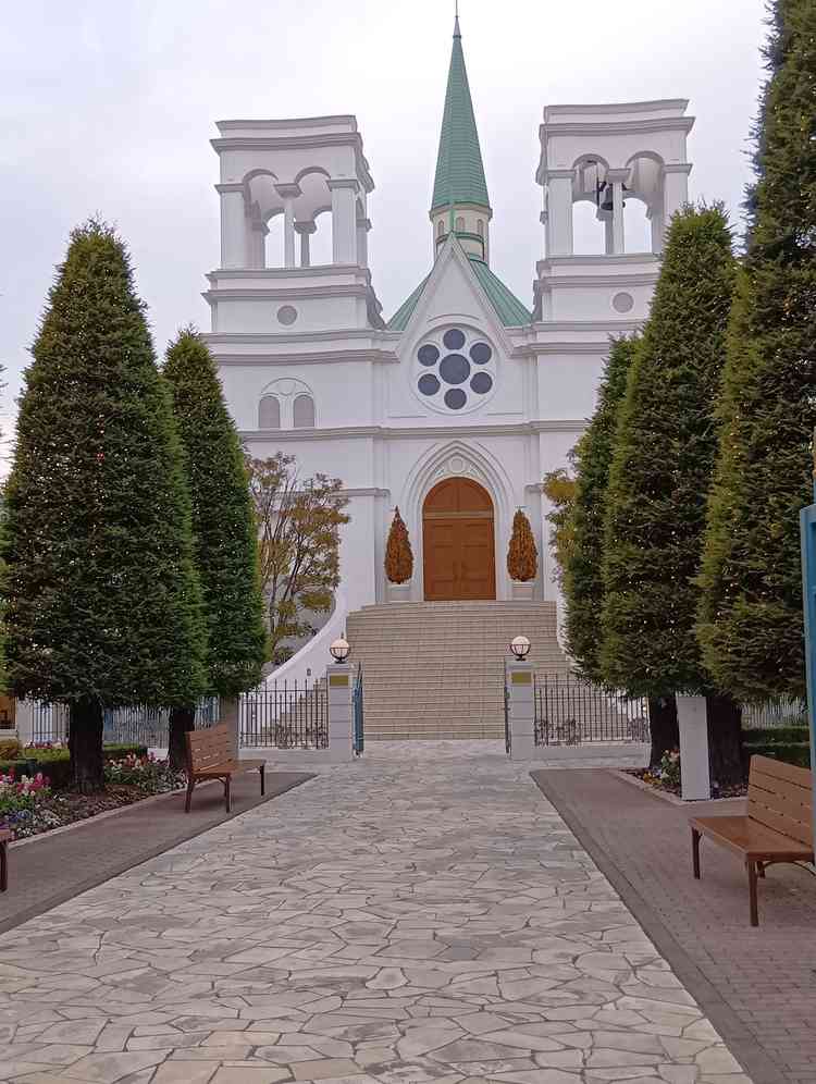 式場の外観です。夜になるとライトアップされていました。