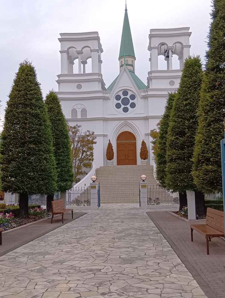 式場の外観です。夜になるとライトアップされていました。