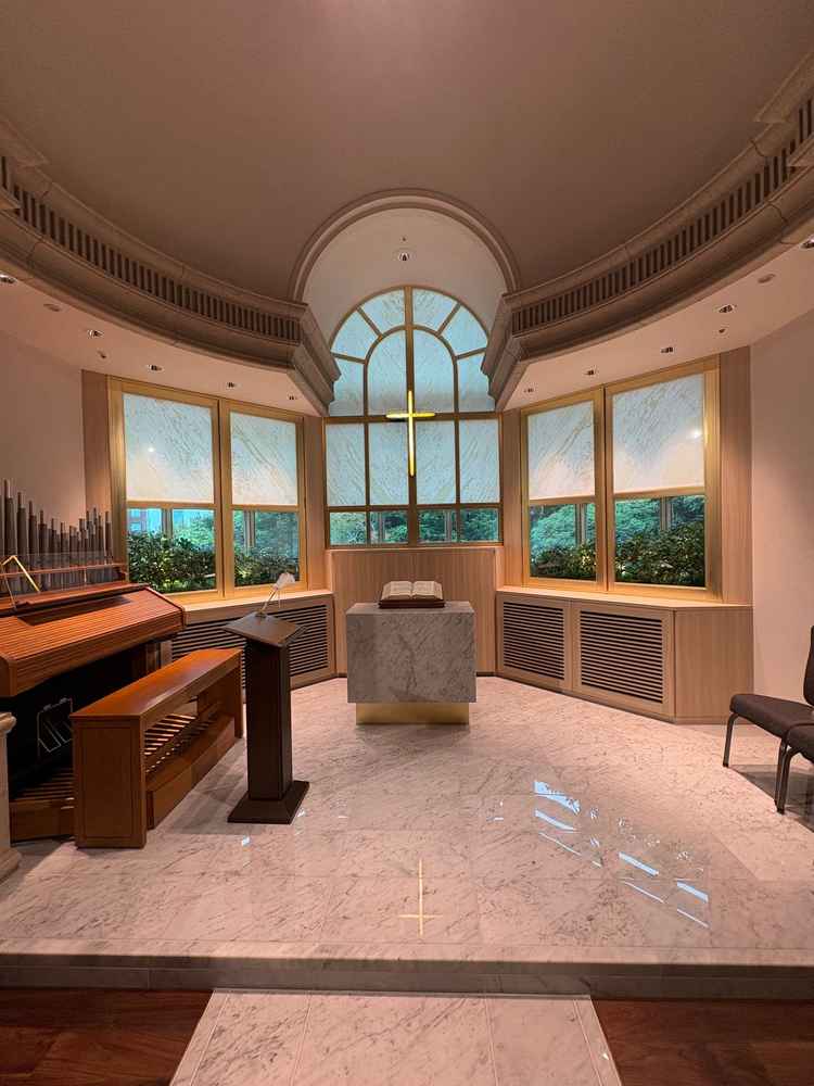 挙式会場の様子。リニューアルしたばかりということで内装も綺麗で窓から見える緑も素敵な雰囲気。