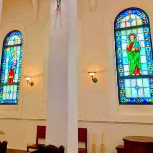 チャペルのステンドグラス。全体的にダークウッドな木が使用されており、落ちつきました。