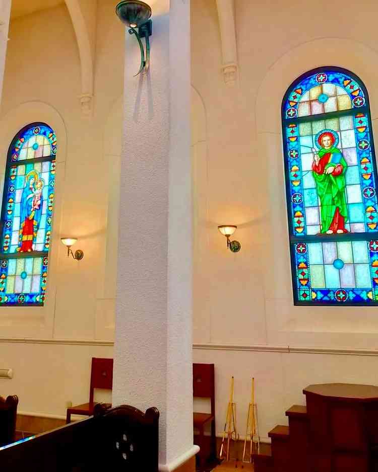 チャペルのステンドグラス。全体的にダークウッドな木が使用されており、落ちつきました。