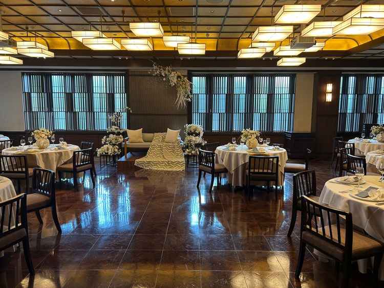 2階の披露宴会場。和洋折衷な雰囲気で、和装洋装を問わずコーディネートを楽しむことができると考えた。