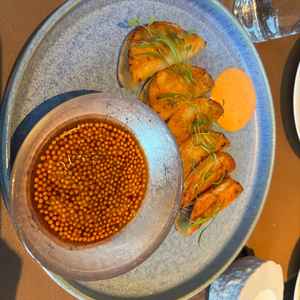 餃子が2人の出会いだと伝えたら当日に餃子をイメージした料理を提供していただけた。