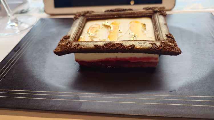 デザートのホワイトチョコレートとベリーのムース。上のチョコレートは細かい装飾が掘られている。