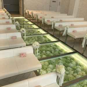 芍薬とアジサイが散りばめられた、素敵なバージンロード。両親へ花束をあげるイメージとお聞きしました。