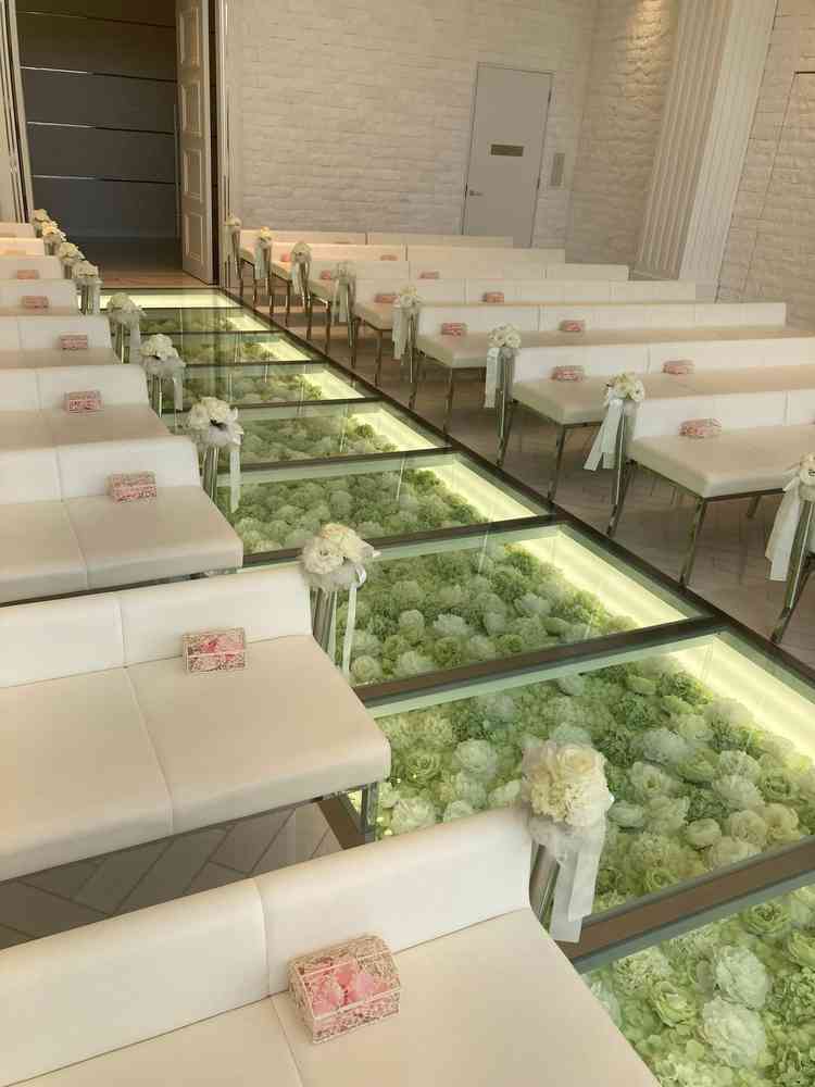 芍薬とアジサイが散りばめられた、素敵なバージンロード。両親へ花束をあげるイメージとお聞きしました。