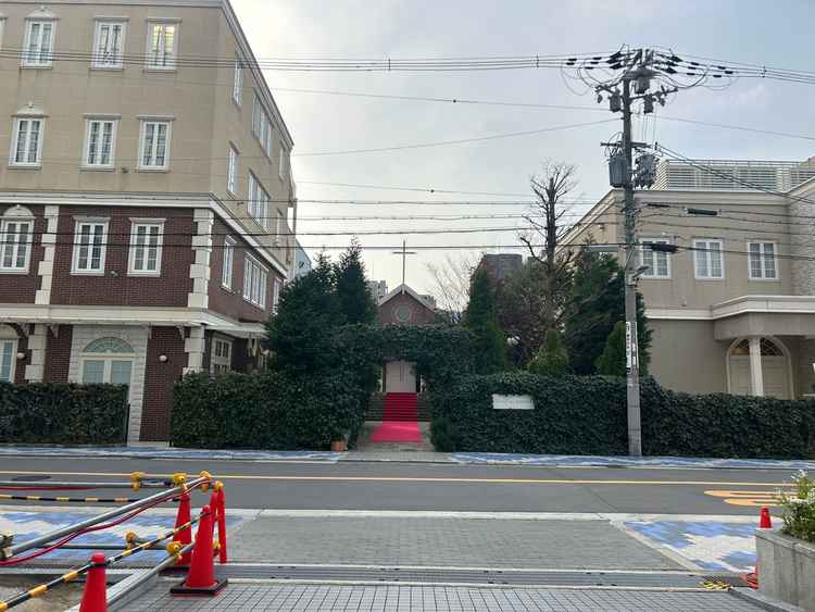 スカイビルを抜けた先。意外と人が少なく静か。