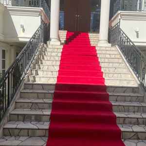 中庭にある大階段の写真です。真っ赤な絨毯がとても印象的でした。