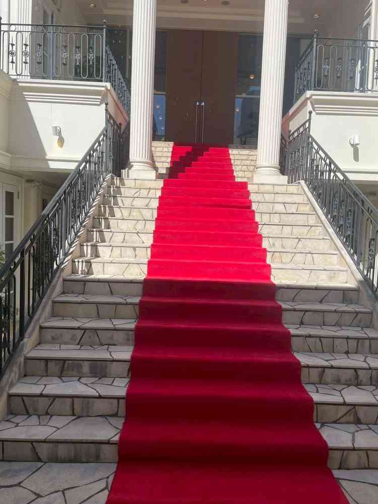 中庭にある大階段の写真です。真っ赤な絨毯がとても印象的でした。