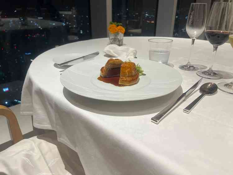 スペシャリテのパイ包みです。お料理に合わせたワインもいただきました。