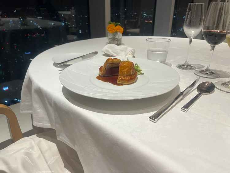 スペシャリテのパイ包みです。お料理に合わせたワインもいただきました。