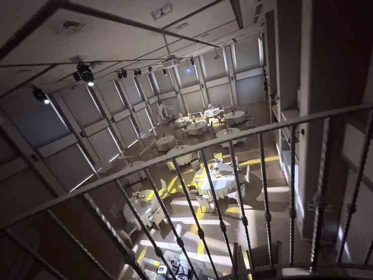 披露宴会場を見学しました。BGMまでかけていただき、当日のイメージがつかめました。