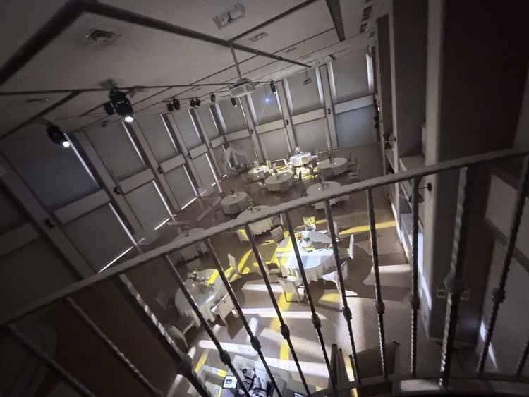 披露宴会場を見学しました。BGMまでかけていただき、当日のイメージがつかめました。