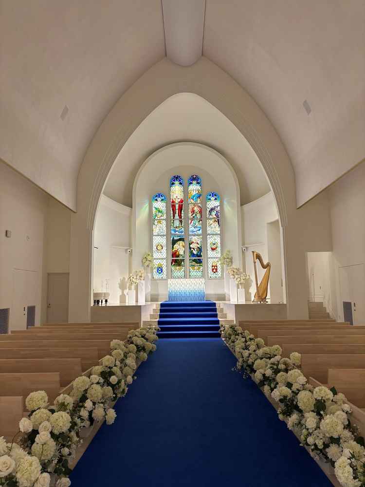 チャペルです。青いカラーのバージンロードが印象的でした。