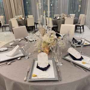 披露宴会場のゲスト卓