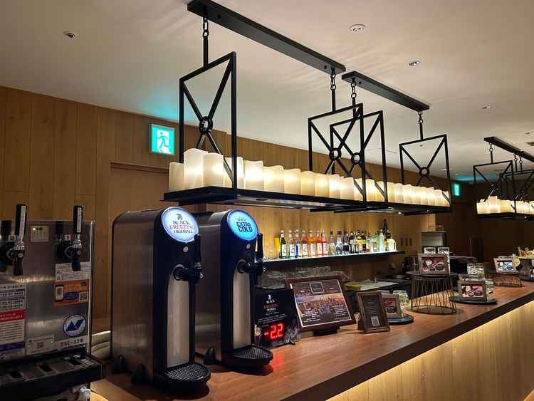 待合室にもお酒を飲んでもらえ、生のピアノあったので式が始まるまでも楽しんでもらえる空間だと思います。