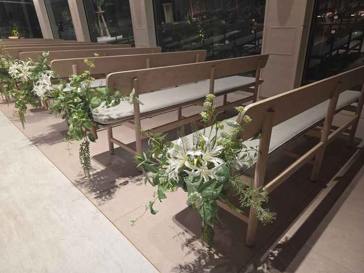 バージンロードの横にはお花が並んで綺麗。オプションで生のお花に変更できるとのこと
