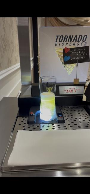 下からトルネード状にビールが注がれる機械
