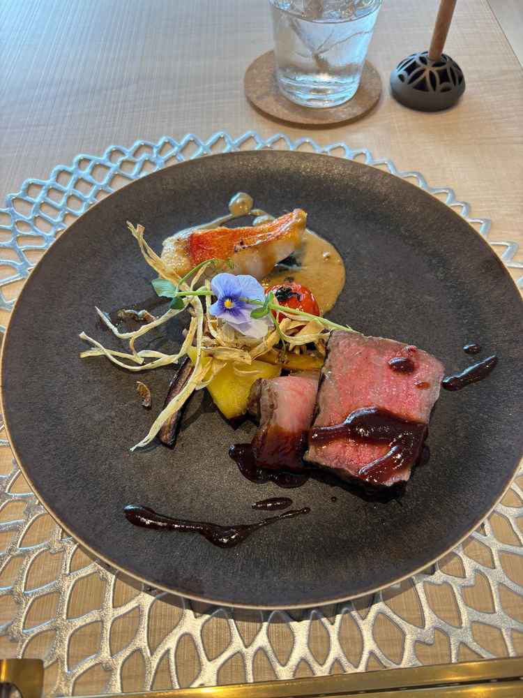 試食、メインの写真、お肉は和牛と国産牛のものが使用されていた、お魚は金目鯛