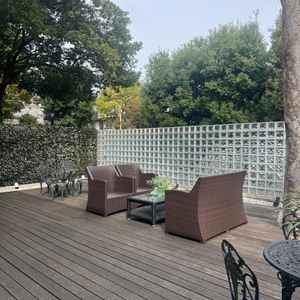 緑に囲まれたテラススペース。ゲストがリラックスして過ごせそうな場所でした。